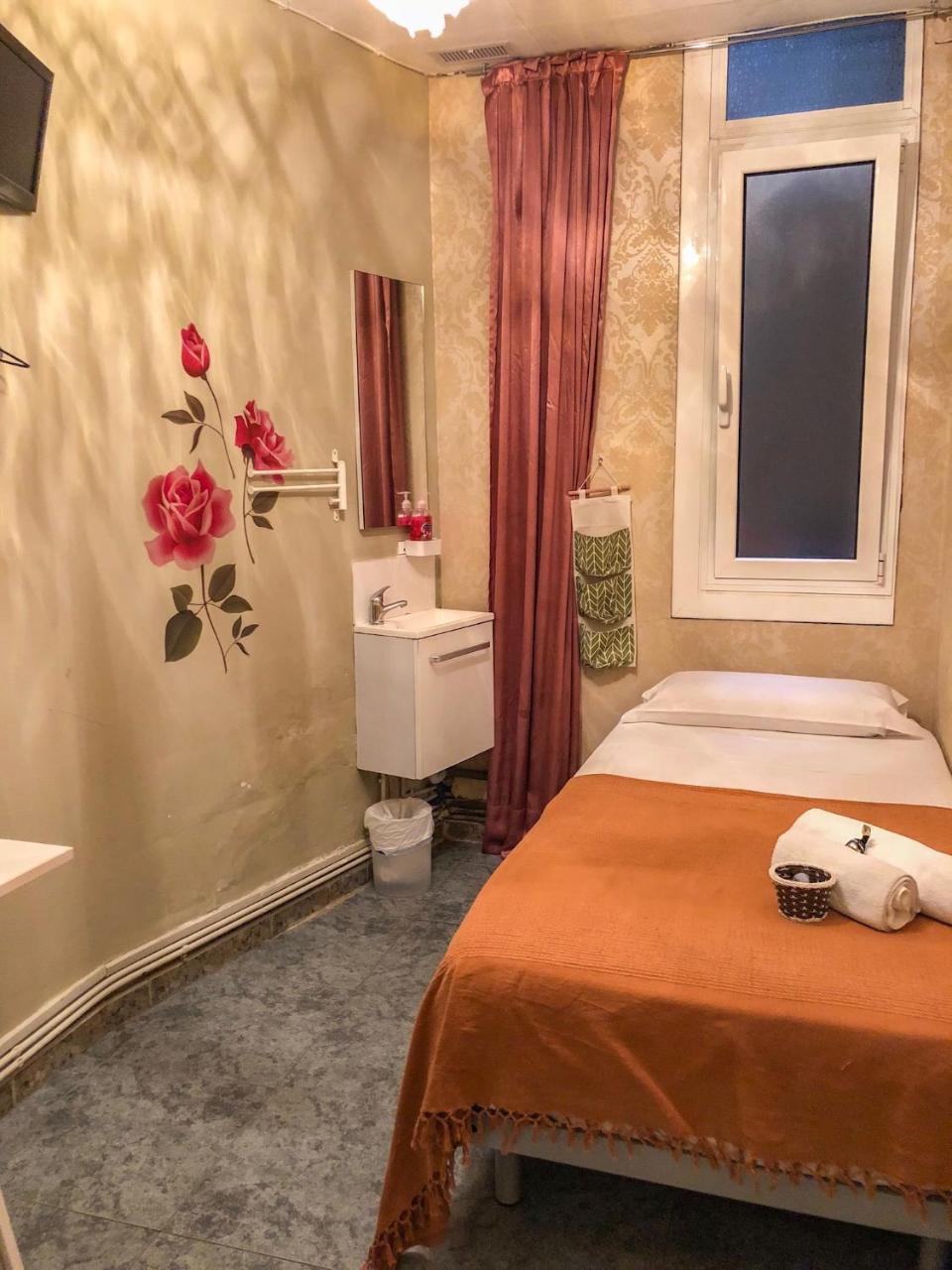 La Isla Hostal Барселона Екстериор снимка