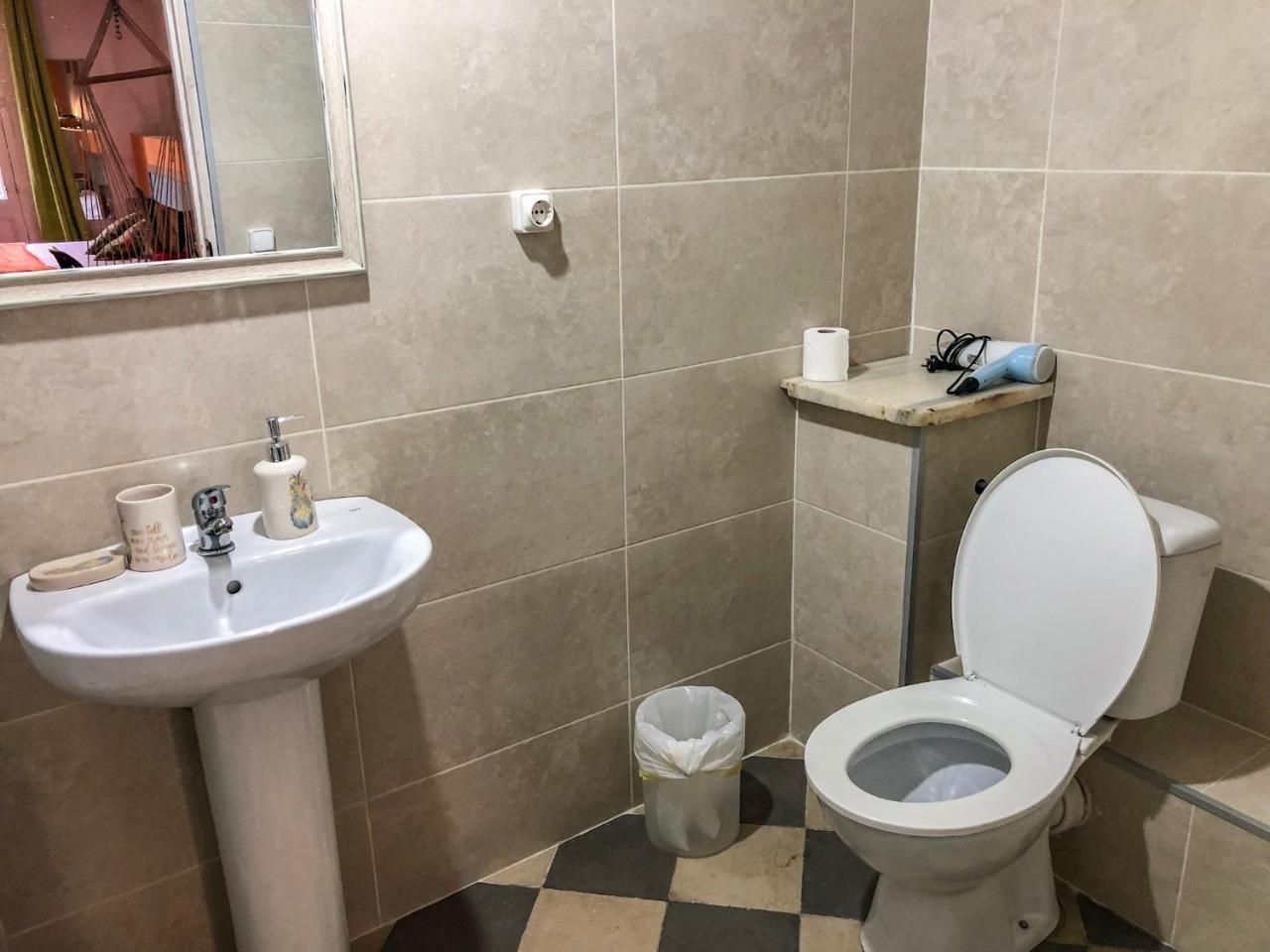 La Isla Hostal Барселона Екстериор снимка