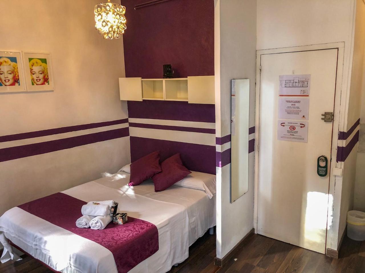 La Isla Hostal Барселона Екстериор снимка